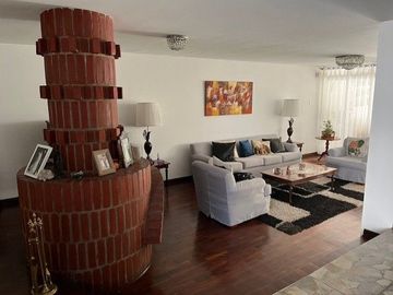 VENDO CASA SAN ISIDRO AMPLIA MUY BIEN UBICADA COMERCIO VECINAL