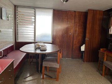 VENDO CASA SAN ISIDRO AMPLIA MUY BIEN UBICADA COMERCIO VECINAL