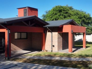 VENTA DOS CASAS CON PISCINA AMPIO PARQUE VISTA A SIERRAS CALAMUCHITA