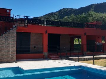 VENTA DOS CASAS CON PISCINA AMPIO PARQUE VISTA A SIERRAS CALAMUCHITA