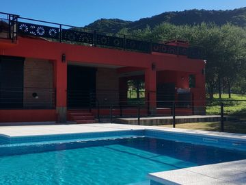VENTA DOS CASAS CON PISCINA AMPIO PARQUE VISTA A SIERRAS CALAMUCHITA