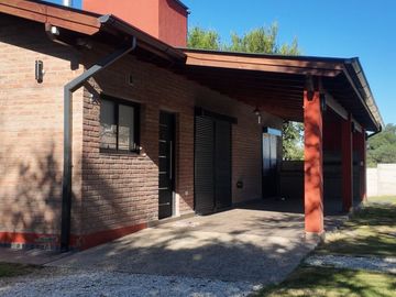 VENTA DOS CASAS CON PISCINA AMPIO PARQUE VISTA A SIERRAS CALAMUCHITA