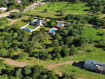 VENTA DOS CASAS CON PISCINA AMPIO PARQUE VISTA A SIERRAS CALAMUCHITA