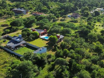 VENTA DOS CASAS CON PISCINA AMPIO PARQUE VISTA A SIERRAS CALAMUCHITA