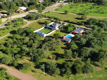 VENTA DOS CASAS CON PISCINA AMPIO PARQUE VISTA A SIERRAS CALAMUCHITA