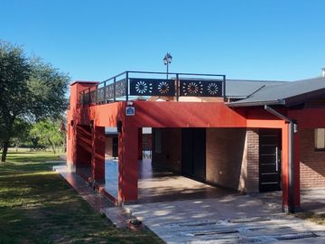 VENTA DOS CASAS CON PISCINA AMPIO PARQUE VISTA A SIERRAS CALAMUCHITA