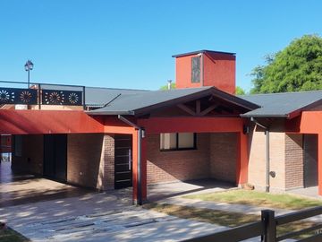 VENTA DOS CASAS CON PISCINA AMPIO PARQUE VISTA A SIERRAS CALAMUCHITA