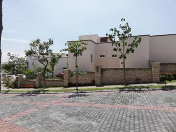 CASA EN CONDOMINIO CON ALBERCA, A 3 MIN DEL TEC DE MONTERREY CAMPUS MORELOS