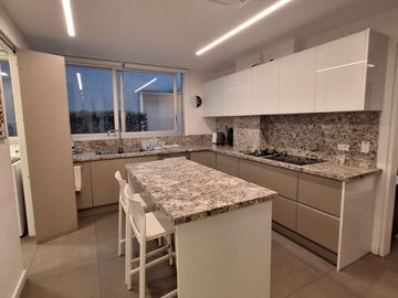 VENTA HERMOSO DEPARTAMENTO CON JARDÍN SECTOR CUMBAYA