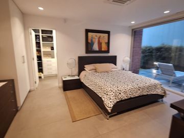 VENTA HERMOSO DEPARTAMENTO CON JARDÍN SECTOR CUMBAYA