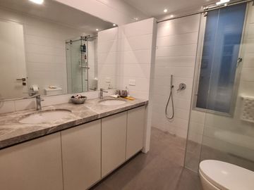 VENTA HERMOSO DEPARTAMENTO CON JARDÍN SECTOR CUMBAYA