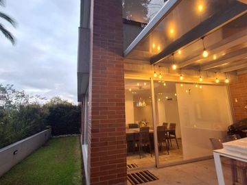 VENTA HERMOSO DEPARTAMENTO CON JARDÍN SECTOR CUMBAYA