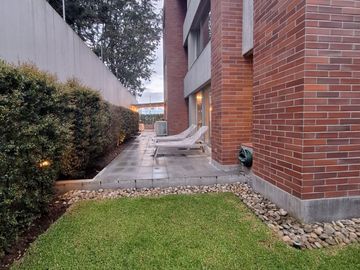VENTA HERMOSO DEPARTAMENTO CON JARDÍN SECTOR CUMBAYA