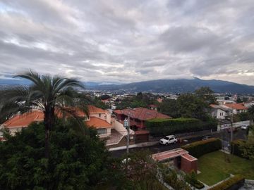 VENTA HERMOSO DEPARTAMENTO CON JARDÍN SECTOR CUMBAYA