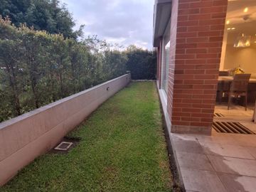 VENTA HERMOSO DEPARTAMENTO CON JARDÍN SECTOR CUMBAYA