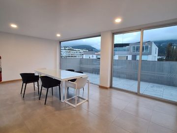 VENTA HERMOSO DEPARTAMENTO CON JARDÍN SECTOR CUMBAYA