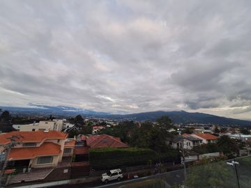 VENTA HERMOSO DEPARTAMENTO CON JARDÍN SECTOR CUMBAYA