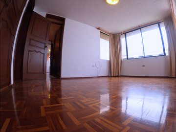 Bella Casa Independiente en Conocoto - Sector Comercial Estratégico