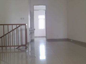 RUMAH RAYA KUTISARI INDAH SIAP HUNI ROW 3MOBIL