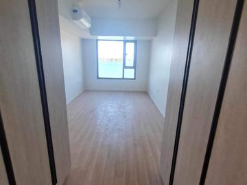 Resale Brandnew Beach Condo Unit in Mandani Bay