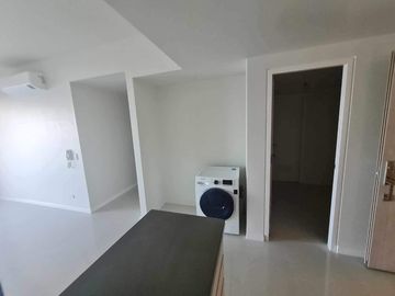 Resale Brandnew Beach Condo Unit in Mandani Bay