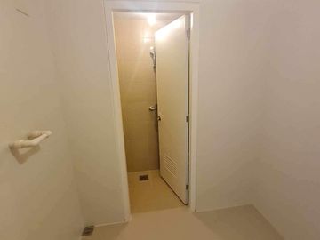 Resale Brandnew Beach Condo Unit in Mandani Bay