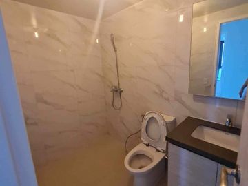 Resale Brandnew Beach Condo Unit in Mandani Bay