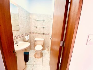 📍SE VENDE DEPARTAMENTO SEMI AMOBLADO Y REMODELADO  🎯UBICACIÓN CÉNTRICA Y TRANQUILA