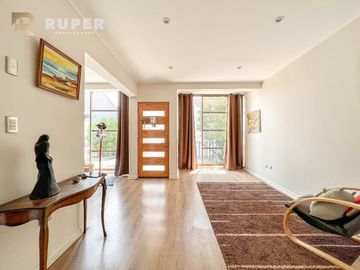 CASA AISLADA DE 2 PISOS EN VENTA, QUILPUÉ
