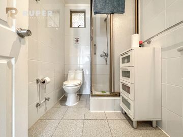 CASA AISLADA DE 2 PISOS EN VENTA, QUILPUÉ