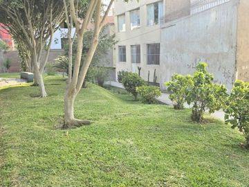 Casa en Venta con Acceso Directo a Parque - La Molina