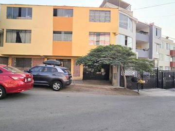 Casa en Venta con Acceso Directo a Parque - La Molina