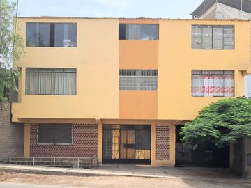 Casa en Venta con Acceso Directo a Parque - La Molina