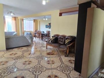 Casa en Venta con Acceso Directo a Parque - La Molina