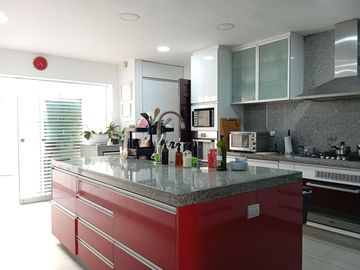 Hermosa Casa 1250 m², Piscina Jardin - Zona Batallones, Surco