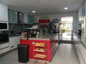 Hermosa Casa 1250 m², Piscina Jardin - Zona Batallones, Surco