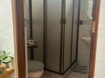 Vendo casa  de 4 recámaras construida en un solo piso en Arboledas a unos metros de Jinetes