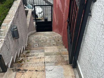 Vendo casa  de 4 recámaras construida en un solo piso en Arboledas a unos metros de Jinetes