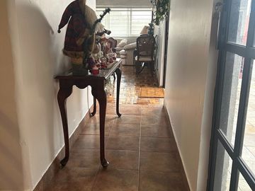 Vendo casa  de 4 recámaras construida en un solo piso en Arboledas a unos metros de Jinetes