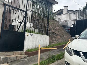 Vendo casa  de 4 recámaras construida en un solo piso en Arboledas a unos metros de Jinetes