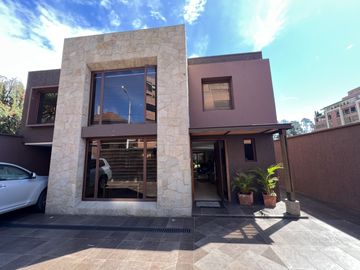 Vendo Casa 4 dormtiorios - Sector Cazhapata (Puertas del Sol), a pocas cuadras del Plaza Soleil