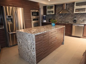 Vendo Casa 4 dormtiorios - Sector Cazhapata (Puertas del Sol), a pocas cuadras del Plaza Soleil