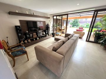 Vendo Casa 4 dormtiorios - Sector Cazhapata (Puertas del Sol), a pocas cuadras del Plaza Soleil