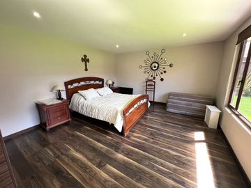 Vendo Casa 4 dormtiorios - Sector Cazhapata (Puertas del Sol), a pocas cuadras del Plaza Soleil