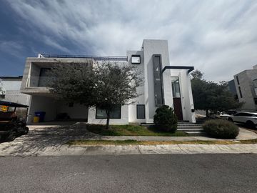 Casa en Venta en Club de Golf La Loma con alberca