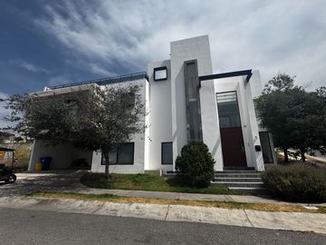 Casa en Venta en Club de Golf La Loma con alberca