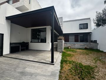 Casa en Venta en Club de Golf La Loma con alberca