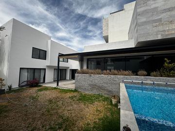 Casa en Venta en Club de Golf La Loma con alberca