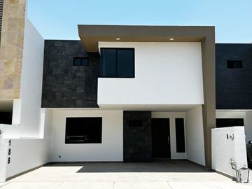 CASA EN VENTA con recámara planta baja SIERRA NOGAL