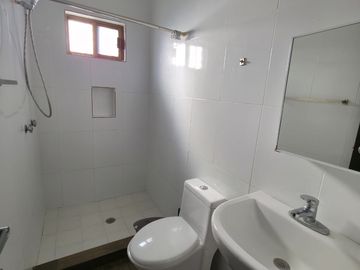 CASA EN VENTA CON EXCELENTE UBICACION, TODO CERCA DE TI